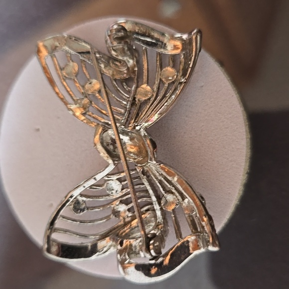 Elegant Silver Tone Bow Brooch - Picture 10 of 14